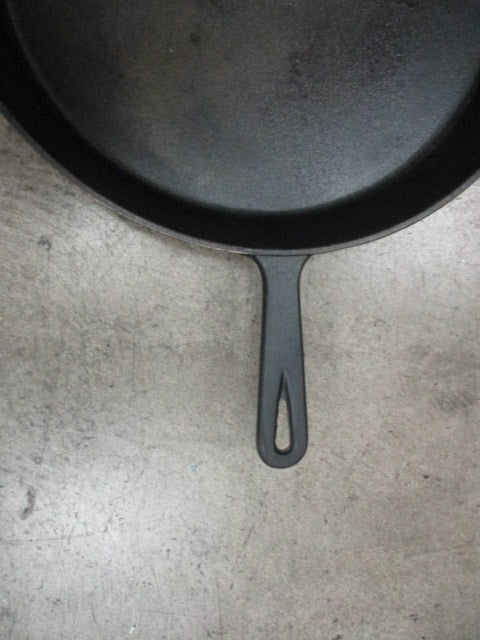 Load image into Gallery viewer, Used King Kooker 20&quot; Cast Iron Fry Pan
