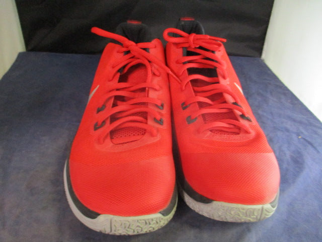 Load image into Gallery viewer, Used Nike Air Versitile Basketball Shoes Size 8
