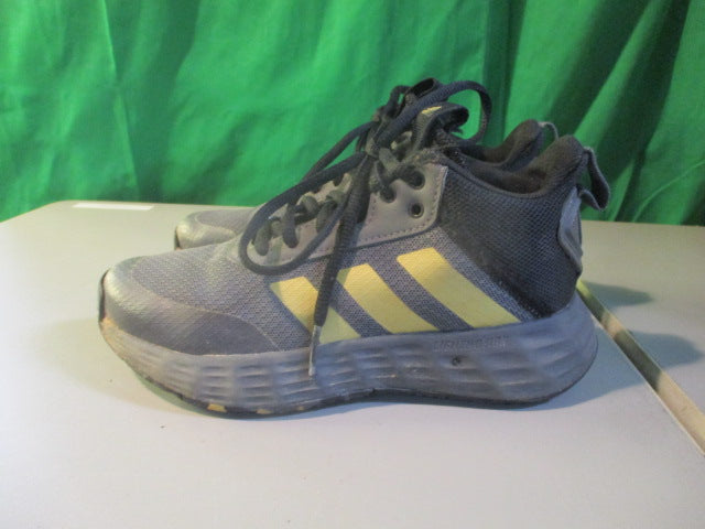 Load image into Gallery viewer, Used Adidas Own The Game Youth Black Tennis Shoes Size 1
