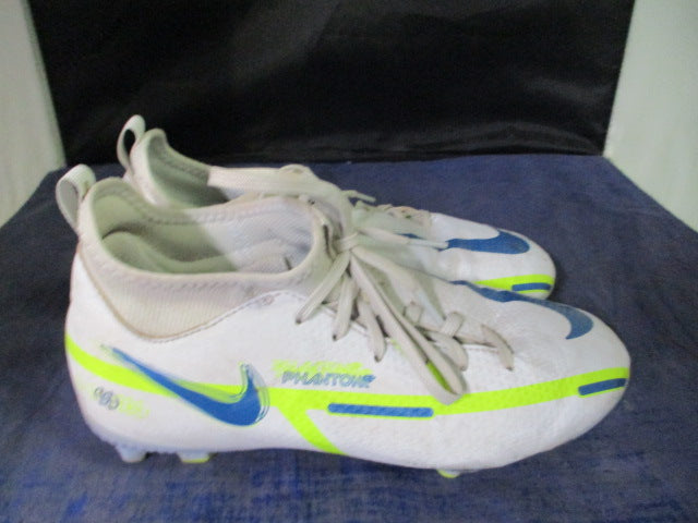 Load image into Gallery viewer, Used Nike Phantom Soccer Cleats Size 4
