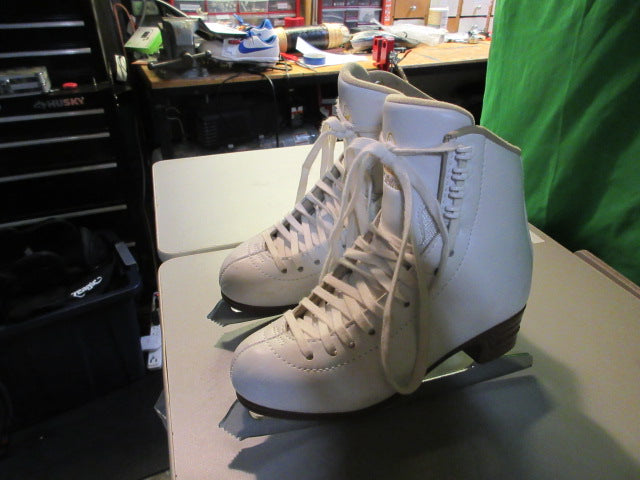 Load image into Gallery viewer, Used Jackson Ultima Artiste Youth Size 4 w/ Mark IV Blade Ice Skates
