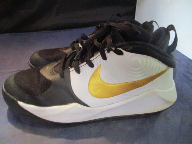 Load image into Gallery viewer, Used Nike Basketball Shoes Size 6
