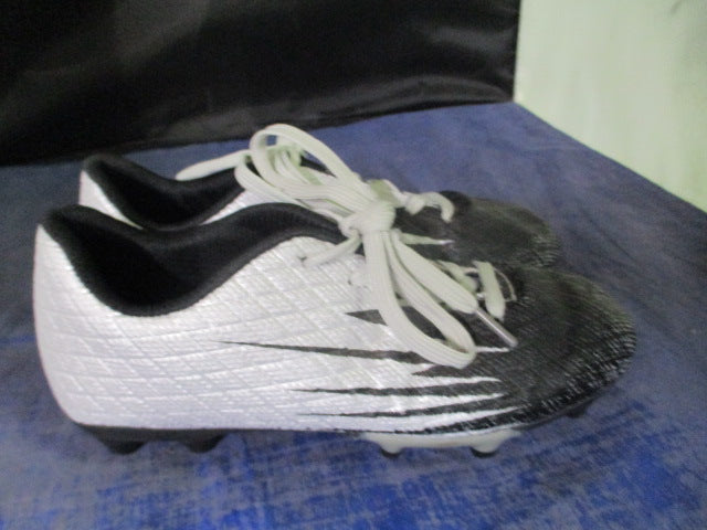 Load image into Gallery viewer, Used Black/Silver Soccer Cleats Kids Size 1
