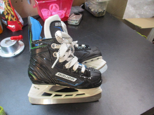 Load image into Gallery viewer, Used Bauer XLP Hockey Skates Size Youth 7
