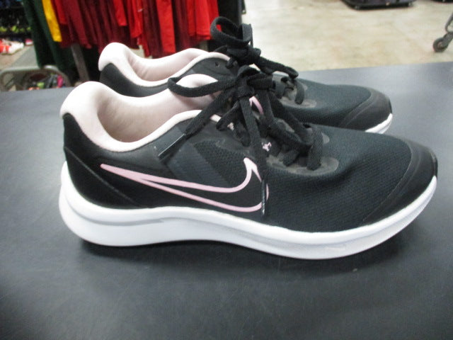 Load image into Gallery viewer, Used Nike Star Runners Size 4Y Running Shoes
