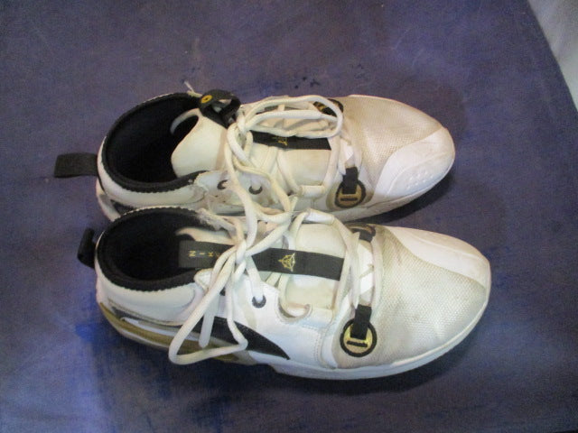 Load image into Gallery viewer, Used Nike Air Zoom Crossover 2 Basketball Shoes Youth Size 7
