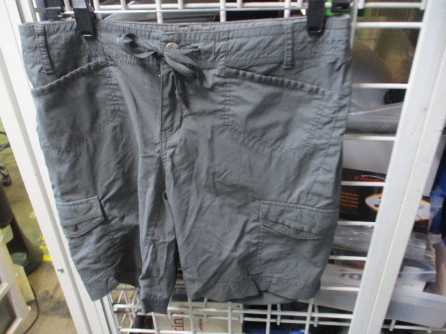 Load image into Gallery viewer, Used Women&#39;s REI Cargo Shorts Size 8
