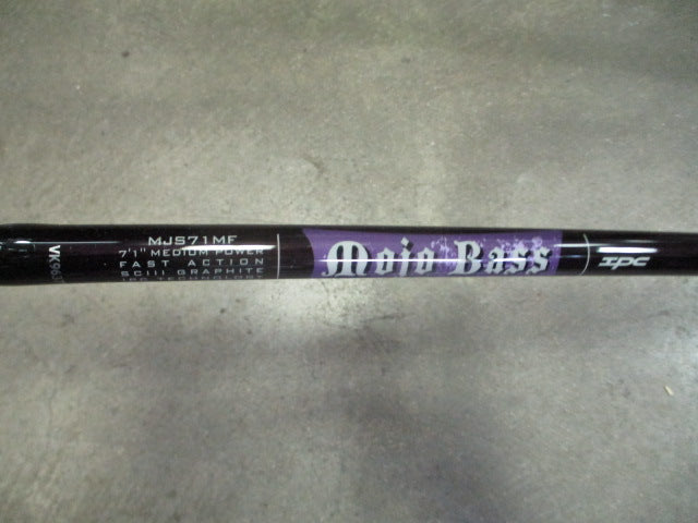 Load image into Gallery viewer, Used St. Croix Mojo Bass MJS71MF 7&#39;1&quot; Medium Action Fishing Pole
