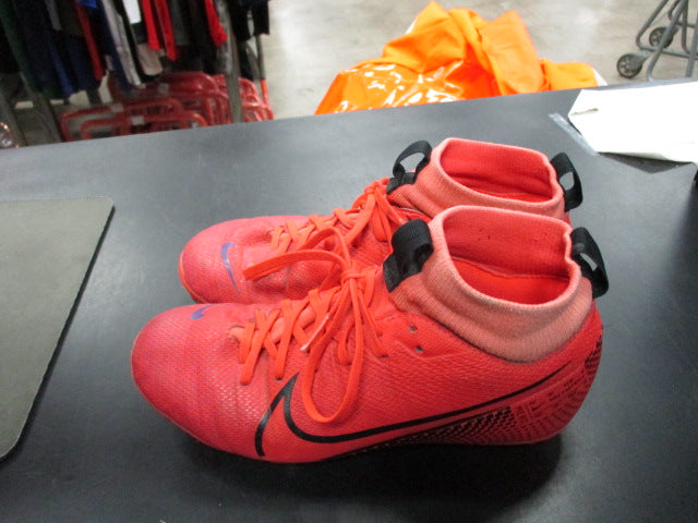 Load image into Gallery viewer, Used Nike Merc Soccer Cleats Size 2.5
