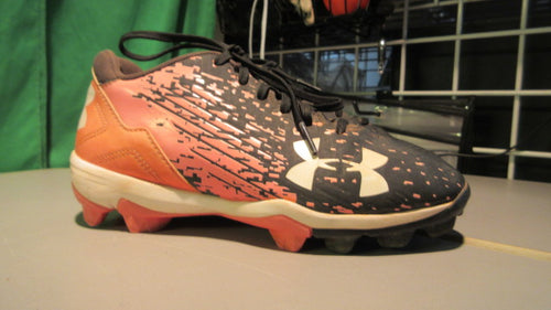 Used Under Armour Youth Leadoff Low RM 2.5Y Softball Cleats