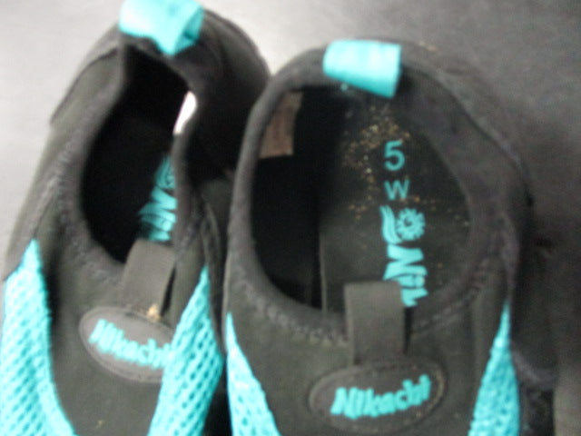 Load image into Gallery viewer, Used Nikachi Size 5 Water Shoes
