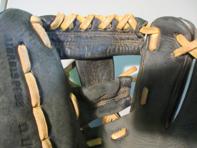 Load image into Gallery viewer, Used Wilson A1000 11 1/4&quot; Infield Baseball Glove - RHT
