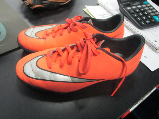 Load image into Gallery viewer, Used Nike Mercurial Size 2.5 Indoor Soccer Shoes
