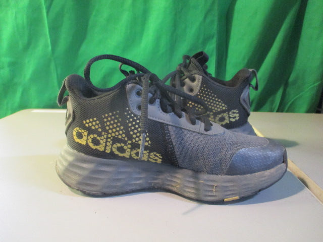 Load image into Gallery viewer, Used Adidas Own The Game Youth Black Tennis Shoes Size 1
