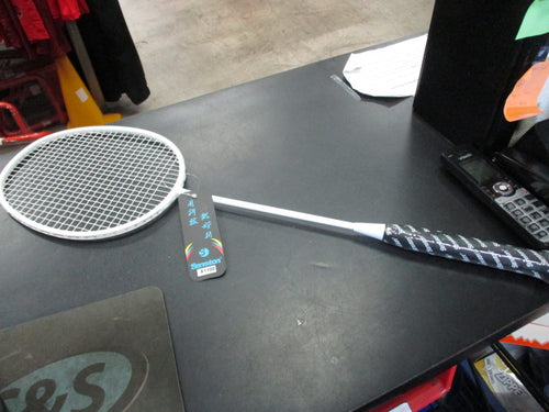 Used Senston X1100 White Badmitton Racquet 26