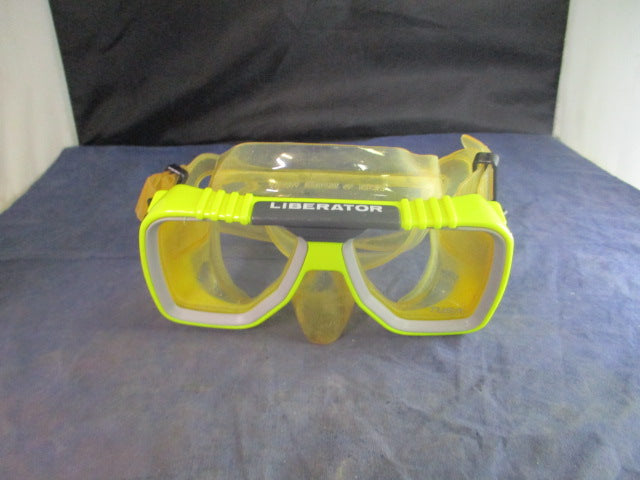 Load image into Gallery viewer, Used Tusa Liberator Cystal Silicone Scuba Mask
