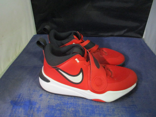 Load image into Gallery viewer, Used Nike Team Hustle D 11 Basketball Shoes Youth Size 5
