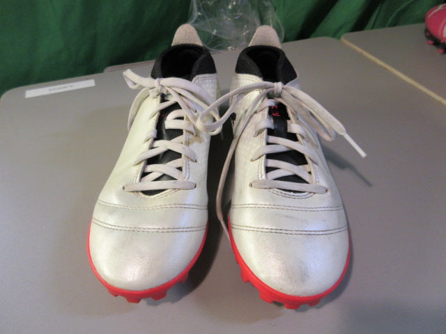 Load image into Gallery viewer, Used Puma One Turf Soccer Cleats Size 2.5
