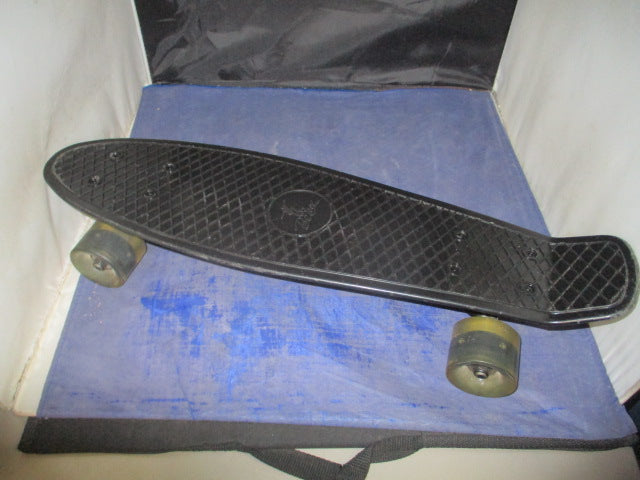 Load image into Gallery viewer, Used Beleev 22&quot; Pennyboard Skateboard - Light up wheels
