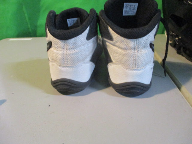 Load image into Gallery viewer, Used Asics Matflex Black Youth Size 3 Wrestling Shoes
