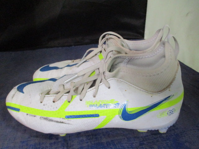 Load image into Gallery viewer, Used Nike Phantom Soccer Cleats Size 4
