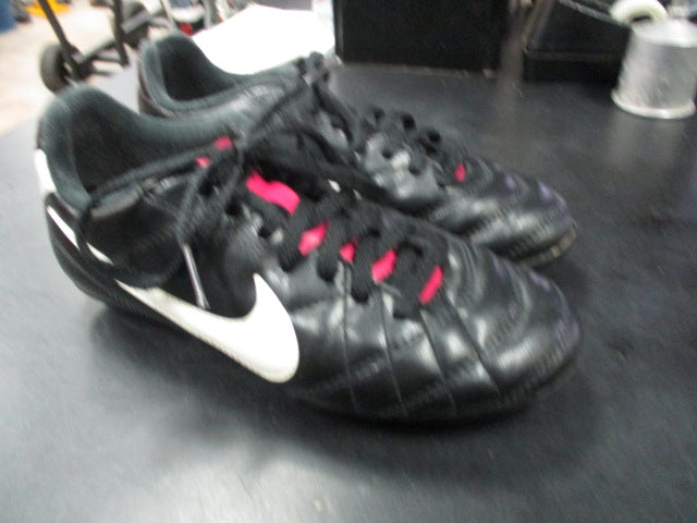 Load image into Gallery viewer, Used Nike Girls Soccer Cleats Black/Pink Size 1Y
