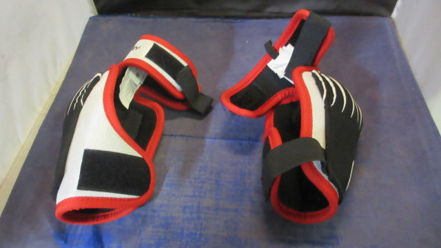 Load image into Gallery viewer, Used Total Hockey zyouth Large Hockey Elbow Pads
