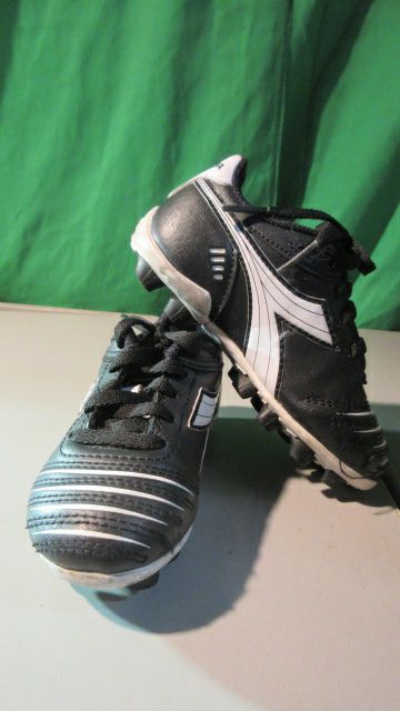 Load image into Gallery viewer, Used Diadora Kid&#39;s Cattura MD Jr Soccer Outdoor Cleats - K9.5
