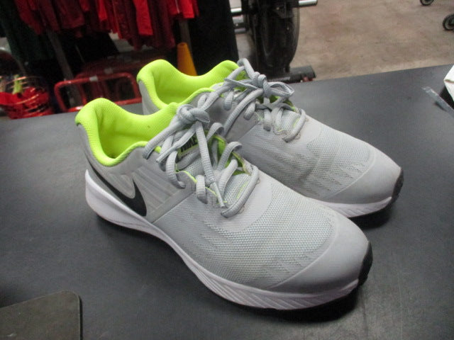 Load image into Gallery viewer, Used Nike Star Runner Running Shoes Size 5.5
