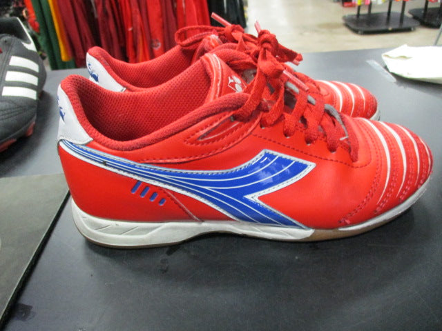 Load image into Gallery viewer, Used Diadora Size 2.5 Indoor Soccer Cleats
