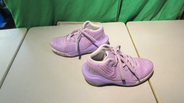 Load image into Gallery viewer, Used Youth Under Armour Purple Basketball shoes Size 1Y
