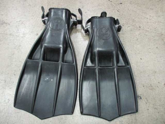 Load image into Gallery viewer, Used U.S. Divers Aqua-Lung Size OSFM Rocket Fins
