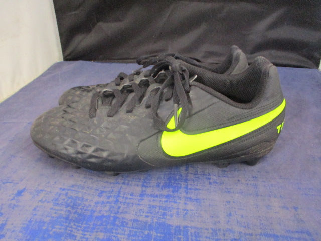 Load image into Gallery viewer, Used Nike Tiempo Soccer Cleats Youth Size 5.5
