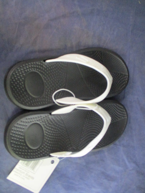 Load image into Gallery viewer, Momentum Brands Flip Flops Kids Size 13
