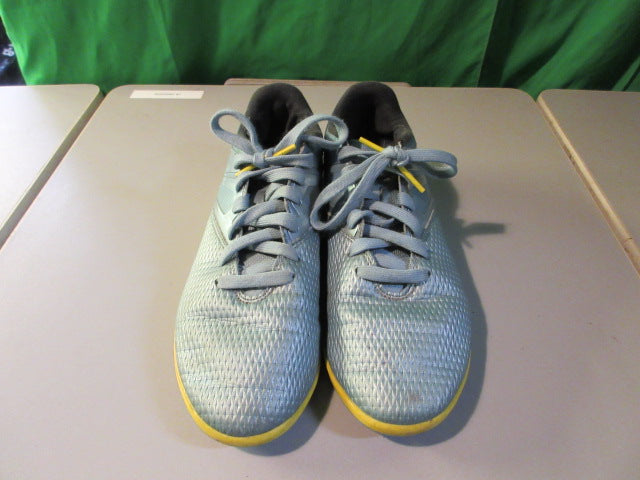 Load image into Gallery viewer, Used Adidas Messi Non Marking Size 5.5 Indoor Soccer Shoes
