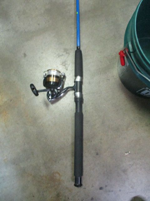 Load image into Gallery viewer, Used Varmac Sea Flex 6&#39; Fishing Rod w/ Diawa Sweepfire 3000-2B Fishing Reel
