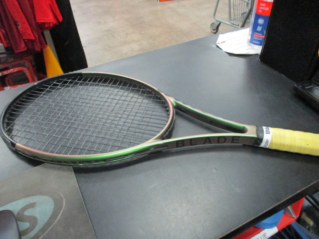 Load image into Gallery viewer, Used Wilson Blade 98 V8 27&#39;&#39; Tennis Racquet
