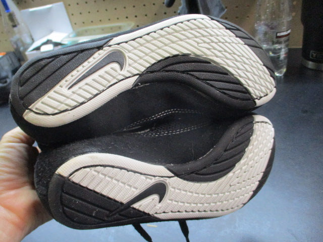 Load image into Gallery viewer, Used Nike Wrestling Shoes Size 2
