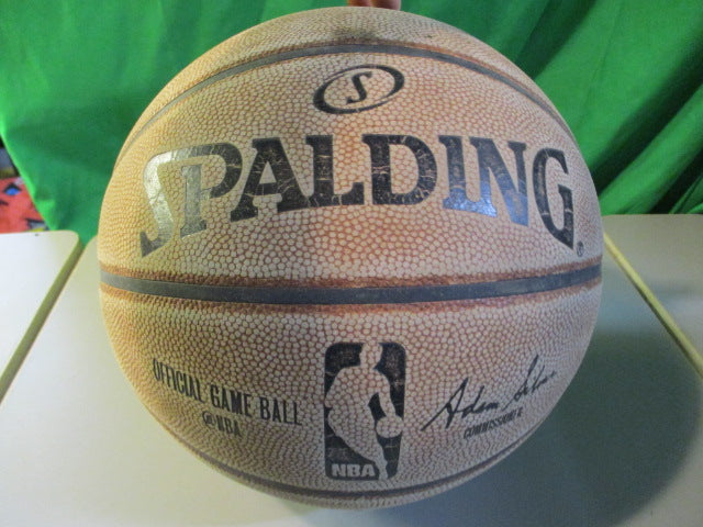 Load image into Gallery viewer, Used Spalding Never Flat Basketball Official Size
