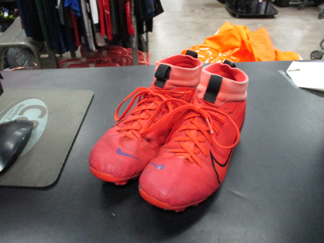 Load image into Gallery viewer, Used Nike Merc Soccer Cleats Size 2.5
