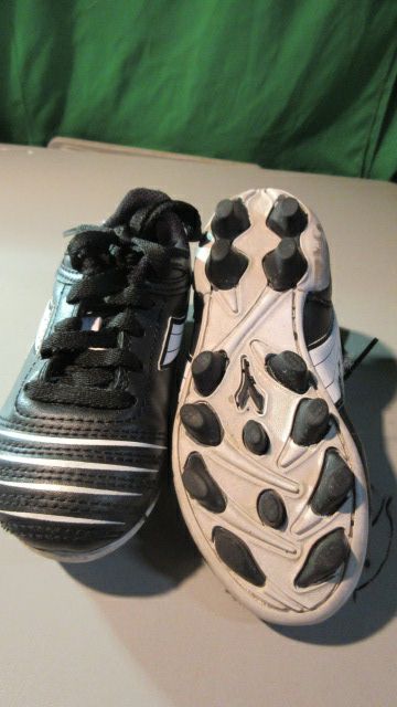 Load image into Gallery viewer, Used Diadora Kid&#39;s Cattura MD Jr Soccer Outdoor Cleats - K9.5
