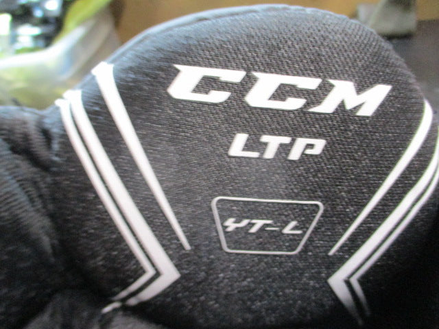 Load image into Gallery viewer, Used CCM LTP Hockey Breezers Youth Size Large
