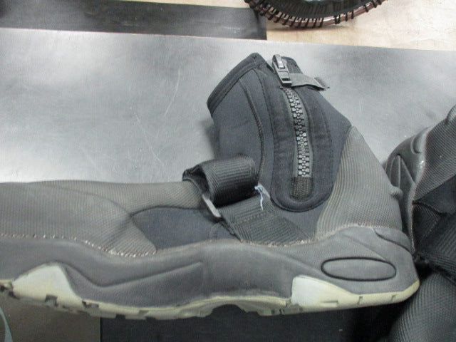 Load image into Gallery viewer, Used NRS Size 13 Neoprene Dive Boots
