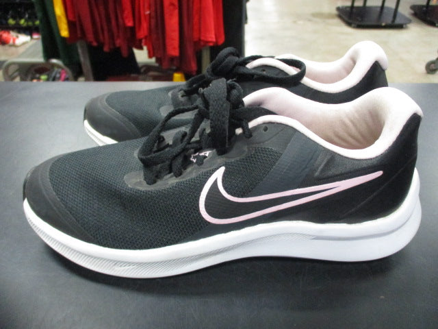 Load image into Gallery viewer, Used Nike Star Runners Size 4Y Running Shoes
