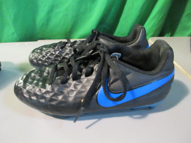 Load image into Gallery viewer, Used Nike Soccer Cleats Size 2.5
