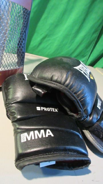 Load image into Gallery viewer, Used Everlast MMA Protex Universal Training Gloves Size Large
