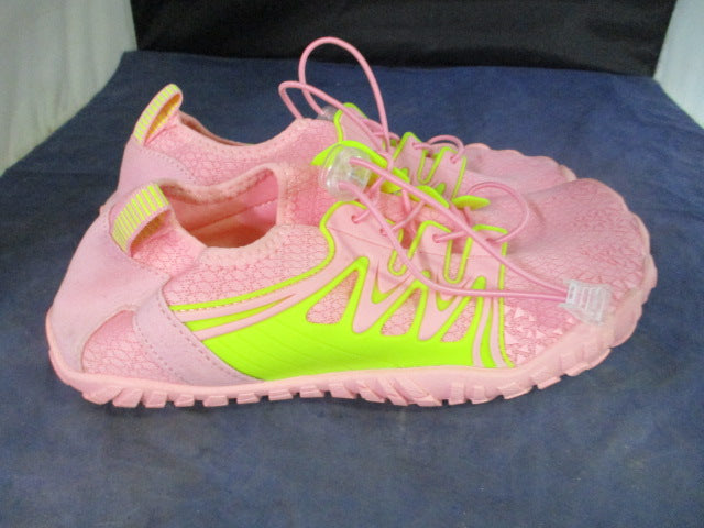 Load image into Gallery viewer, Used Women&#39;s Water Shoes Size 39 / 7
