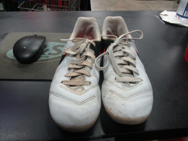 Load image into Gallery viewer, Used Nike Tiempo Size Youth 3.5 Soccer Cleats
