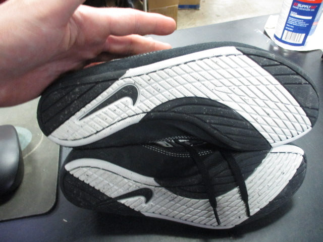 Load image into Gallery viewer, Used Nike Wrestling Shoes Size 8
