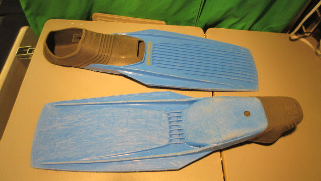 Load image into Gallery viewer, Used US Divers aqua Lung Size 8-9 Fins
